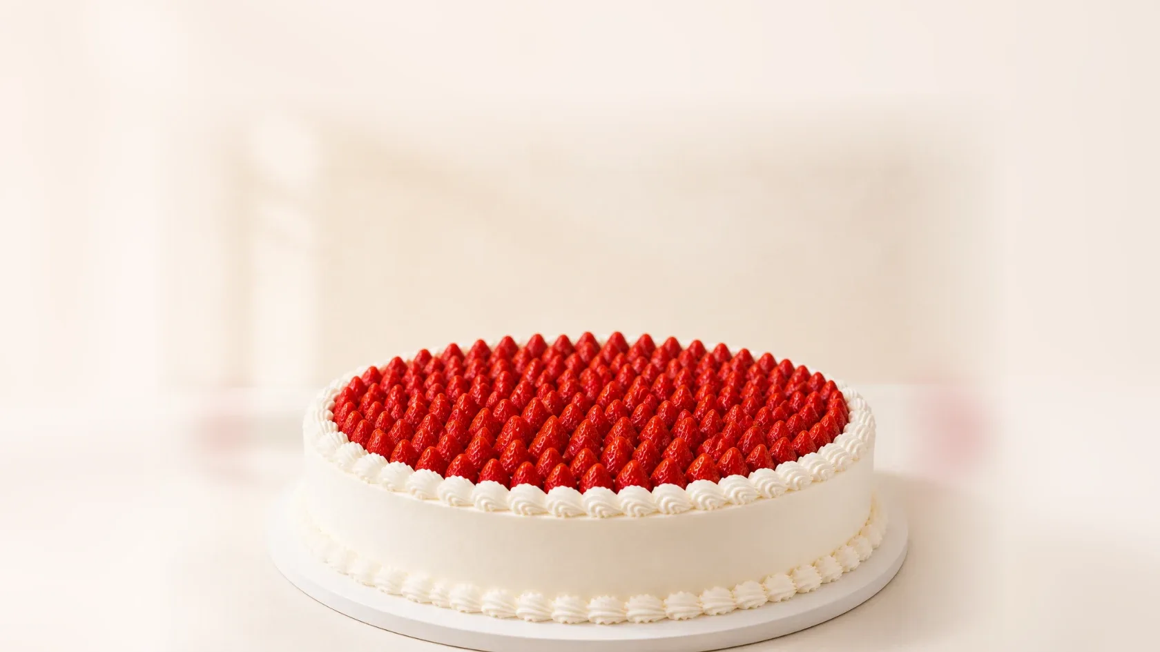 Smotanová torta zdobená čerstvými jahodami