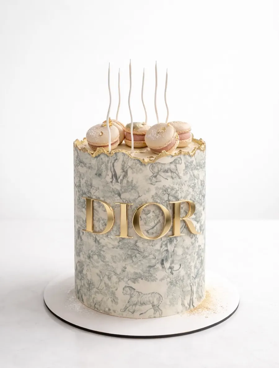 Luxusná torta s macarónkami a zlatým detailom